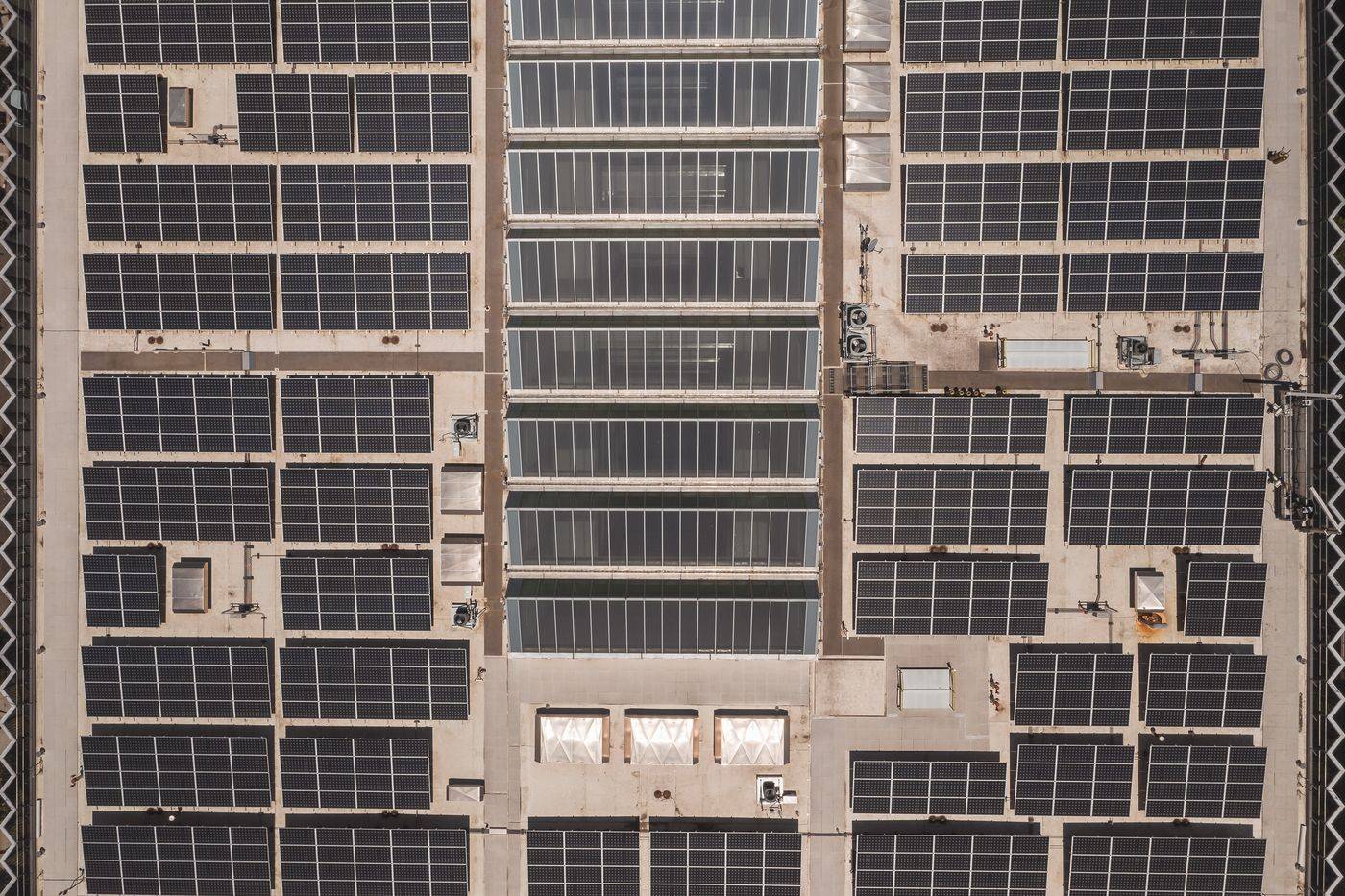 Photovoltaic array installed on a flat roof